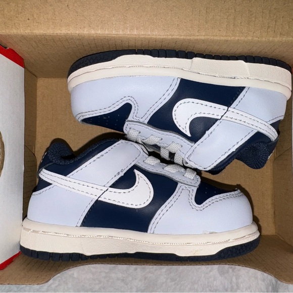 New 5c Nike dunks - Picture 2 of 5